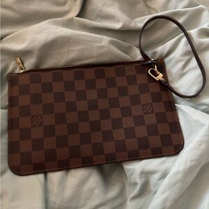 Louis Vuitton Damier Neverfull Pochette